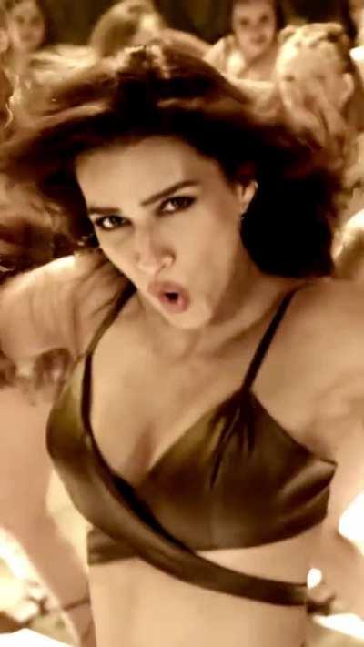 Kriti Sanon Nip Slip | Hum Aaye Hain | Ganapath