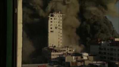 IDF airstrikes on the Al-Shorouk Tower in Gaza this evening