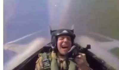 Man sings 'Danger zone' while pulling 6. 3g's in a fighter jet