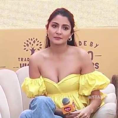 Anushka Sharma Cleavage Show