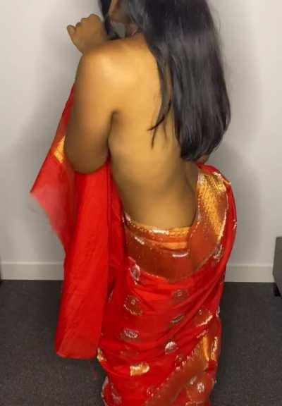 Omg have you ever seen anyone wear a saree like this?! [f]