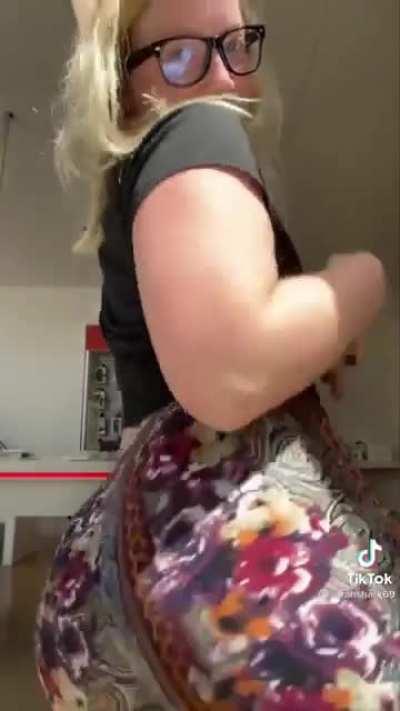 Awkward Blondie Jiggling