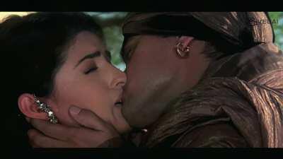 Twinkle Khanna Mela Kiss