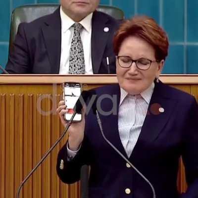 Meral Akşener, Meclis kürsüsünden Karacaoğlan müziği dinletti: Bir anda ağlamaya başladı. “Değişen bir şey olmalı”