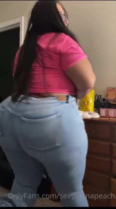 Lol niggas paying to see her put on jeans 🤣🤣🤣 ya got to be kidding me