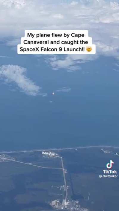 This man's plane flew right by a SpaceX Falcon 9 Launch -