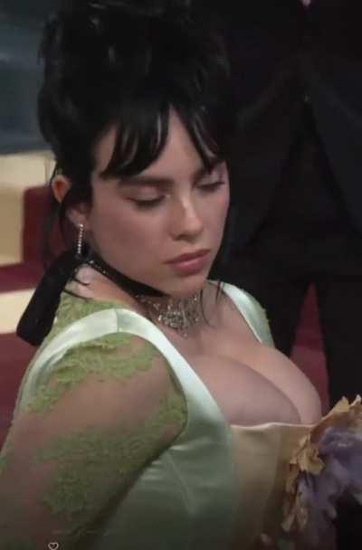 Billie Eilish is probably one of the few celebs who can keep up with Christina Hendricks' tits