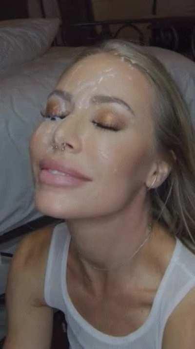 Nicole takes a huge facial 💦