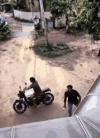 കണ്ടിട്ട് കേരളമാണെന്ന് തോന്നുന്നു (x-post /r/funny)