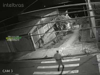 Guy running from police, cat running from dog, dude running from wife... Just another day in Brasil