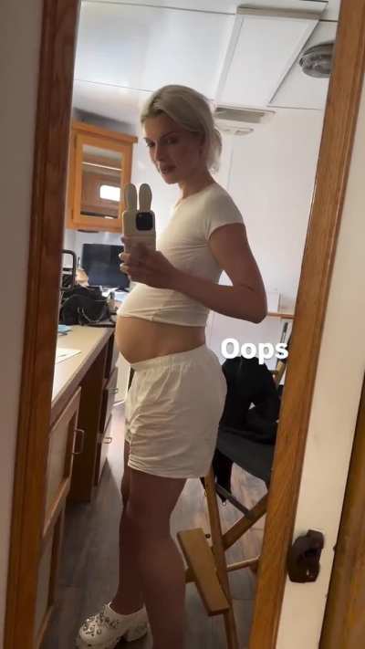 Julia Fox pregnant (fake)