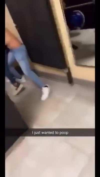 All he wanted was to take a dump in peace (x-posted from r/fightporn)