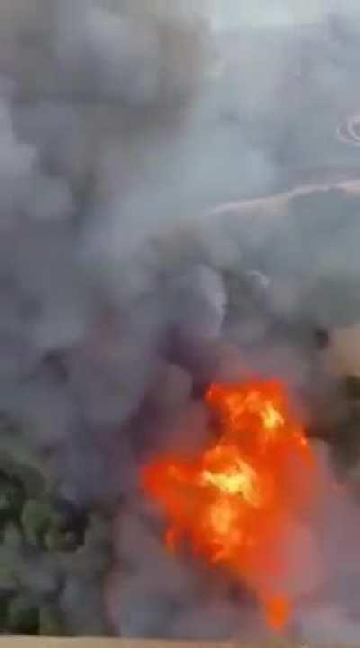 Shocking video with the Chinook helicopter in battle over the flaming areas