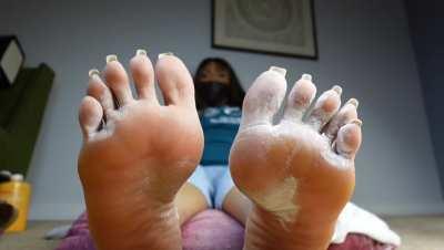 π₯NEW ON ONLYFANS. Love mature women's feet? I introduce you to your big, crusty foot step aunt. Need a favor from her? Then moisturize her soles with your man milk π¦