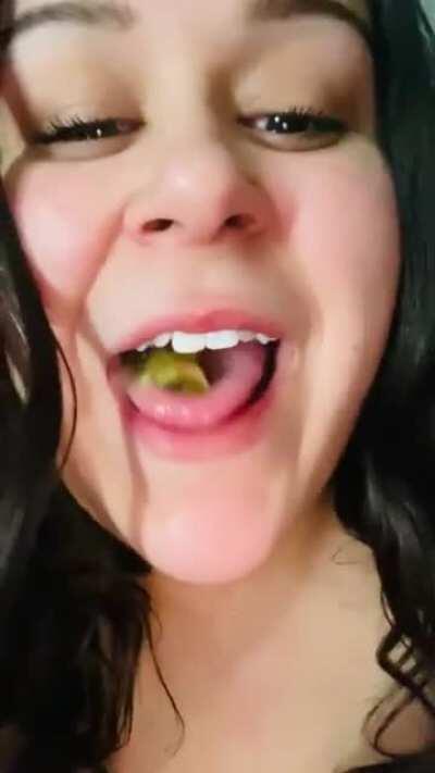 This putA eats kiwi 🥝 with the peel