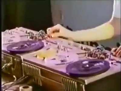 Mindblowing DJ skills on tape decks back in 1991 😱