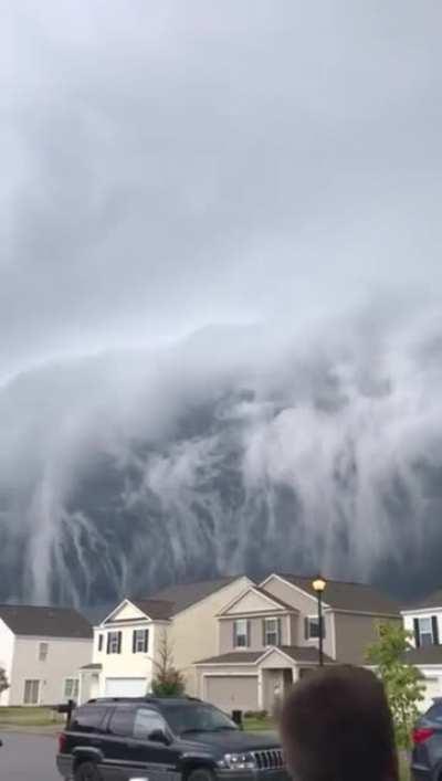 Clouds look like incoming tsunami