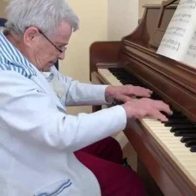 This is Elaine. She is 92 years old and has dementia. Her daughter asked her to play Beethoven’s Moonlight Sonata on the piano and she answers: “I don’t know it”. Then this happened.