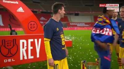 The most beautiful video you will see today. Every youngster wanting to take a picture with Messi and the trophy.