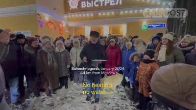 For the second year in a row, Putin’s TV propagandists predict a cold death for Europeans. However, Russian pensioners, who are supposedly the focus of these broadcasts, don’t have time to watch them. They are busy lighting fires on the streets and chanti