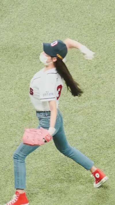 OHMyGIRL Yooa in tight jeans