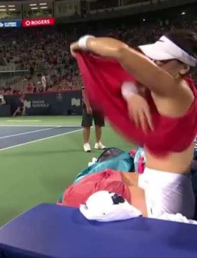 Bianca Andreescu showing her thick legs and take off the skirt on court 🥶🥵🤤💦