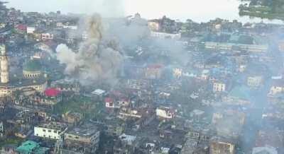 Drone footage of a 500lb bomb airstrike against ISIS linked militants during the siege of Marawi 2017