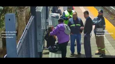 Piba ciclista se cayó a las vías del tren