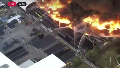 Massive 5 acre fire has broken out a warehouse storing plastic plant pots in Kissimmee, Florida. Hazmat teams are monitoring air quality due to the large amount of smoke coming from the burning plastics. Residents with breathing issues should remain indoo