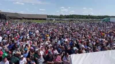 Chants of “This is what democracy looks like” break out as thousands await Kamala Harris📍EAU CLAIRE, Wisconsin