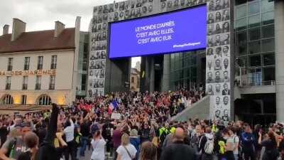 French healthcare worker and nurses chanting 'Siamo tutti antifascisti