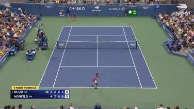 Casper Ruud maxes out his agility in crazy point against Gael Monfils 