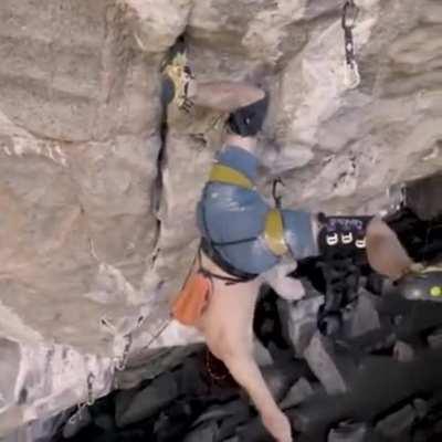 Pro climber uses a 'Knee Bar' to bring blood back to his forearms