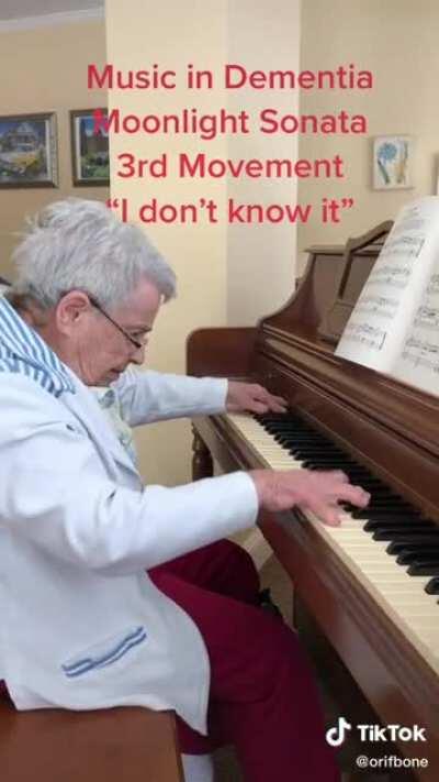 Women with dementia plays piano perfectly