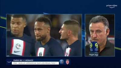 The moment when Neymar tells Mbappé that he is going to take the penalty. #PSGvsMonaco