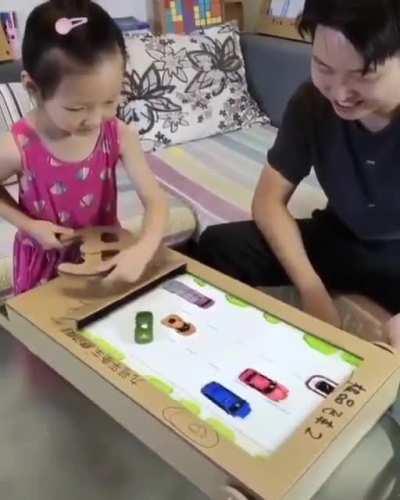 This dad made this game from cardboard for his daughter