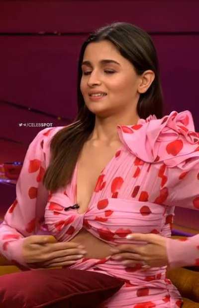 Latest Milf Alia Bhatt flaunting her curves