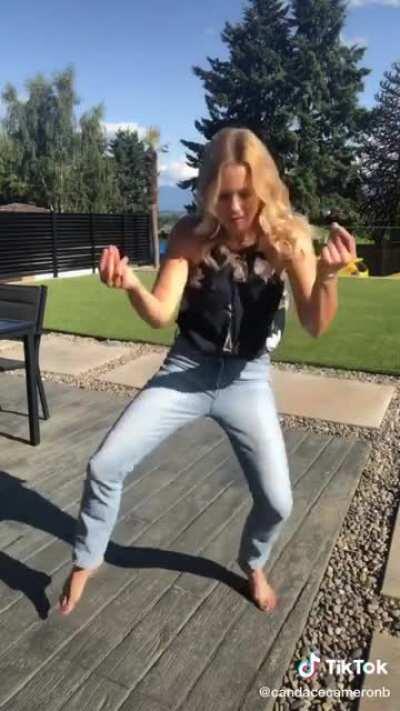 😂😂She's got the 90s moves! And she looks so good doing them!😍