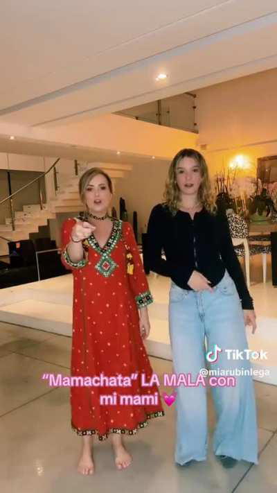 Andrea Legarreta y Mia