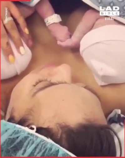 Newborn twins instinctively held hands just moments after being delivered