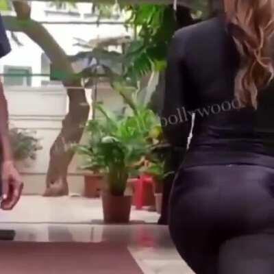 Malaika mommy ki sexy gaand