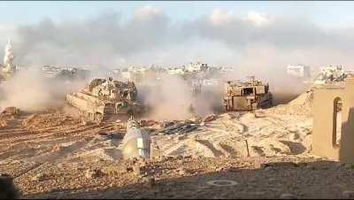 Israeli M109 Shooting in direct formation in gaza 