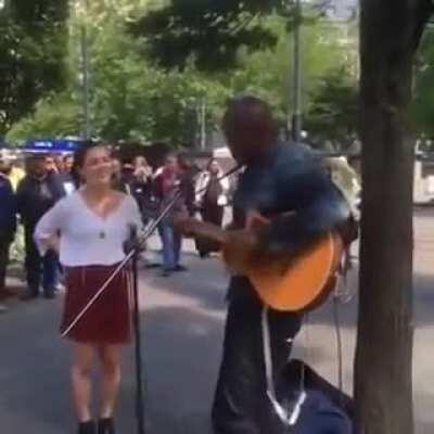 People, he's playing a right handed guitar in a left hand position. That means he knows the chords upside down! Seal - Kiss from a Rose on the streets of Manchester