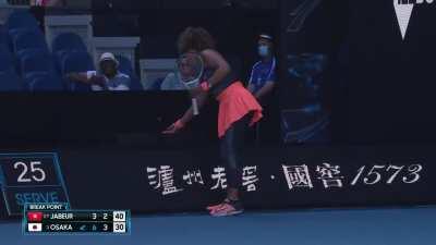 A butterfly lands on Naomi Osaka at the Australian Open and she stops the match to free it safely on the sidelines.