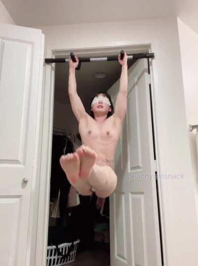 peachycatsnack doing L-sit pull-ups! (self-post)