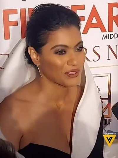 Kajol Cleavage 😘