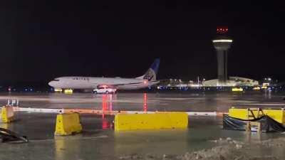 Video of the UAL bird taking a mud bath at RSW earlier.