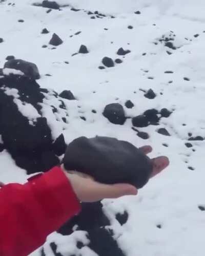 Volcanic ash behaving like a non-Newtonian fluid