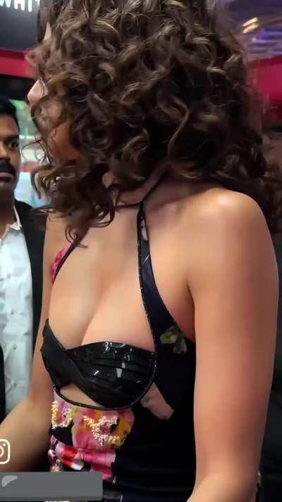 Tapsee boobs (•)(•) 🍼🍼