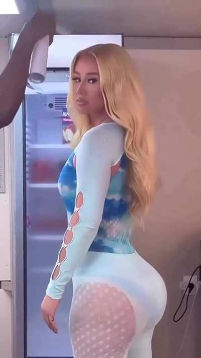 Iggy 👋🍑